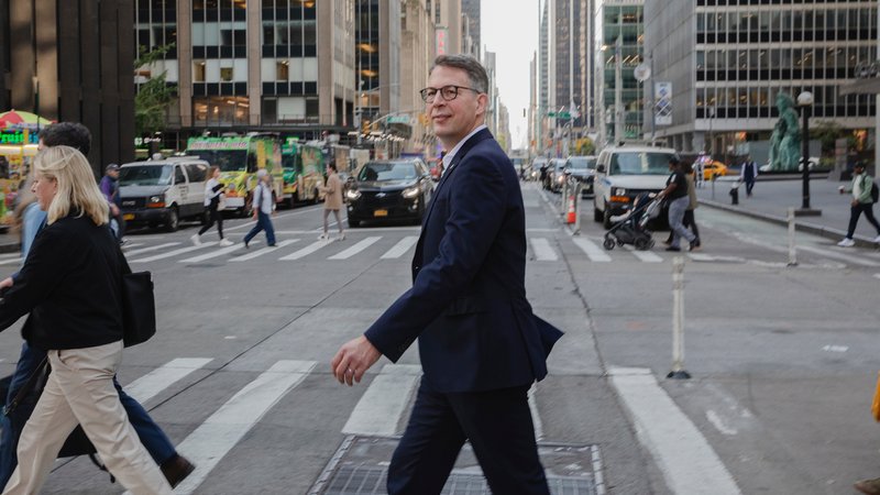 Markus Blume überquert eine Straße | Bild: Kunstministerium Markus Blume überquert eine Straße