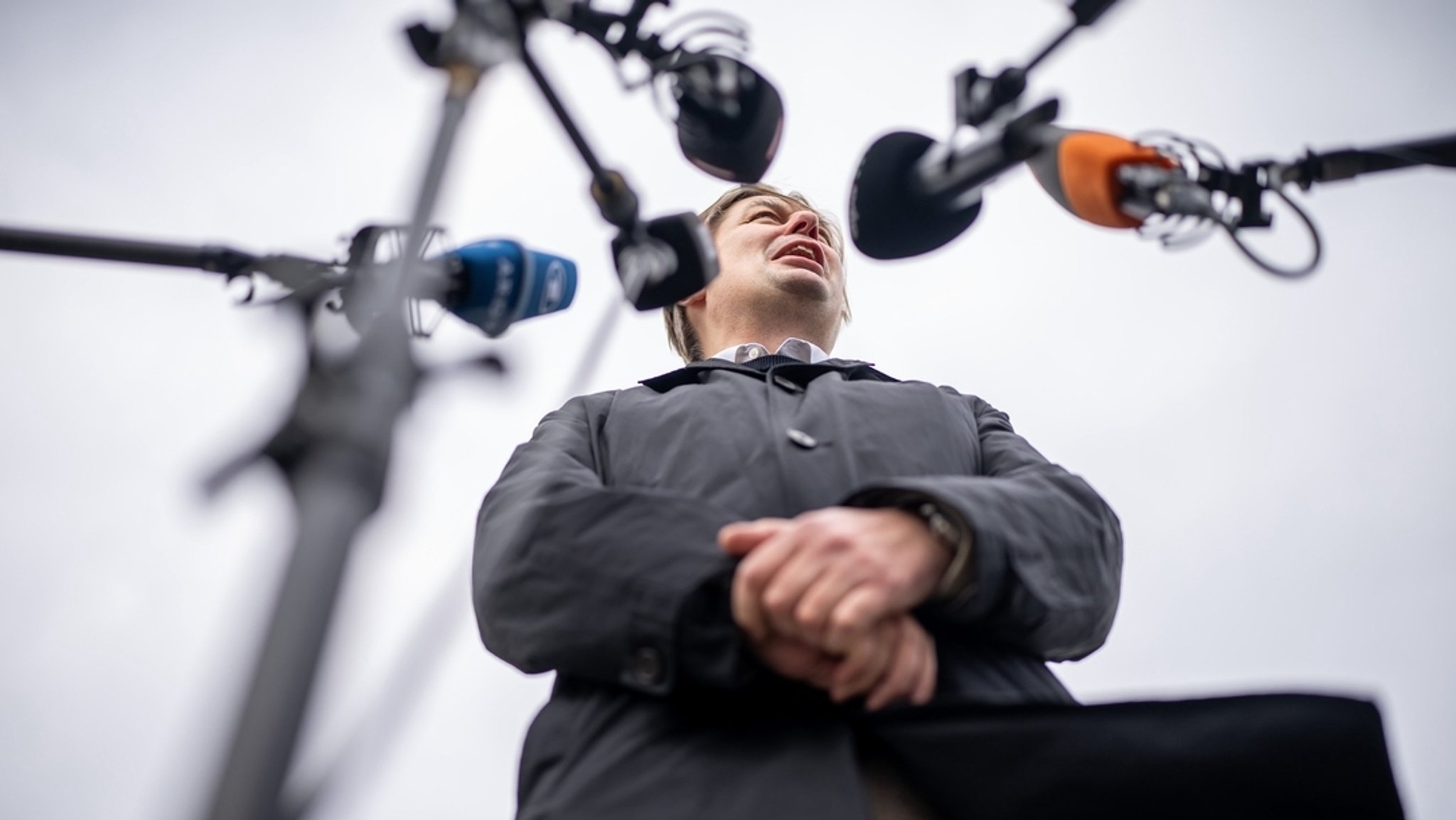 Archivbild: Maximilian Krah, AfD-Spitzenkandidat zur Europawahl, Ende April bei einem Pressestatement.