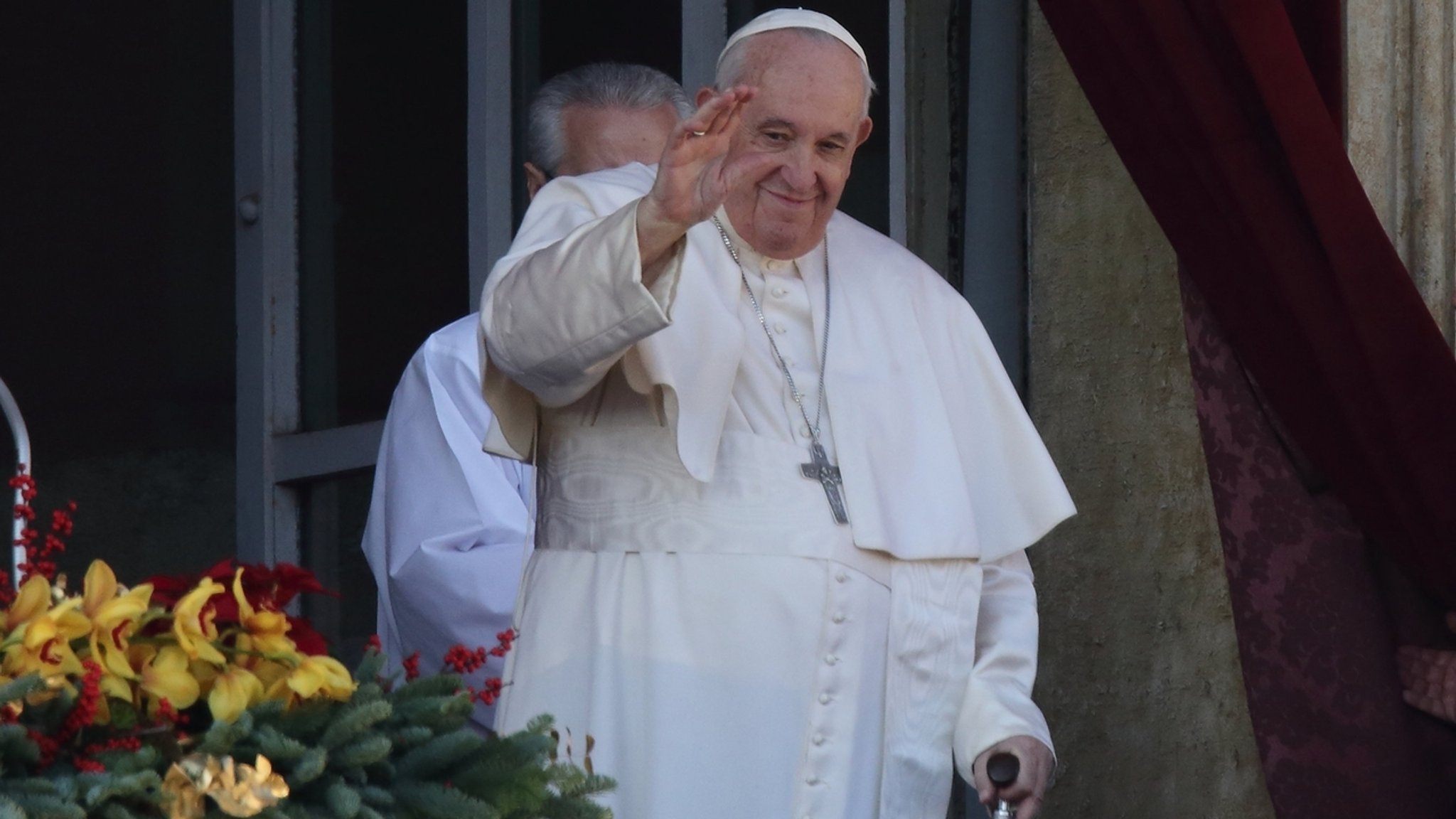 25.12.2022, Vatikan, Vatikanstadt: Papst Franziskus spricht den Weihnachtssegen «Urbi et Orbi» vom Segensbalkon an der Fassade des Petersdoms. Foto: Evandro Inetti/ZUMA Press Wire/dpa +++ dpa-Bildfunk +++