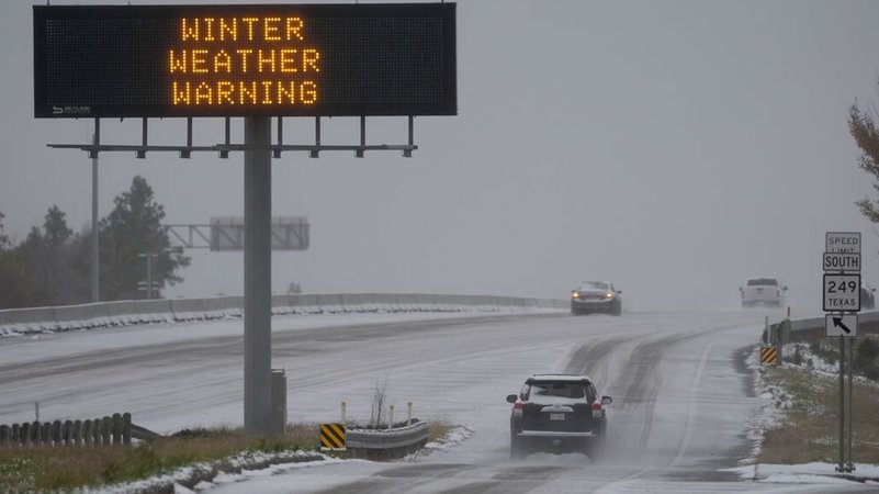 Archiv - 21.01.2025, USA, Houston: Autos fahren auf einer schneebedeckten Autobahn in Houston | Bild: dpa-Bildfunk/David J. Phillip Archiv - 21.01.2025, USA, Houston: Autos fahren auf einer schneebedeckten Autobahn in Houston