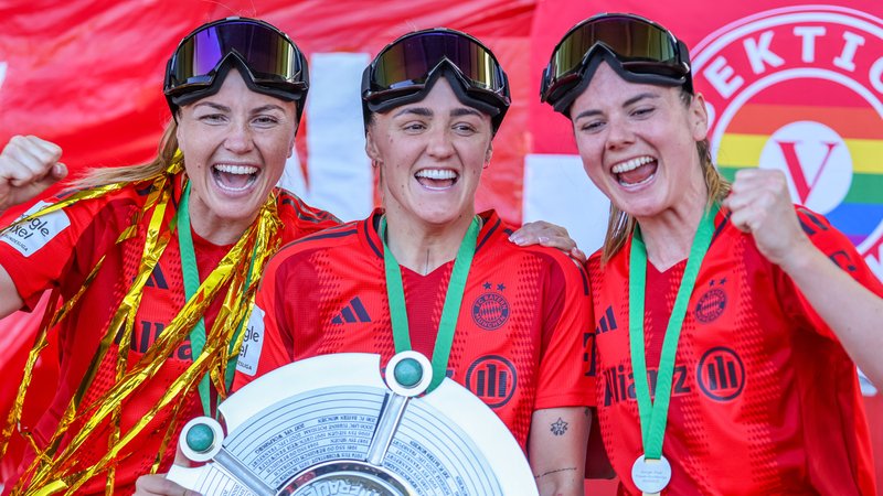 Jubel bei den FC-Bayern-Frauen | Bild: picture alliance / HMB Media | Hendrik Hamelau Jubel bei den FC-Bayern-Frauen