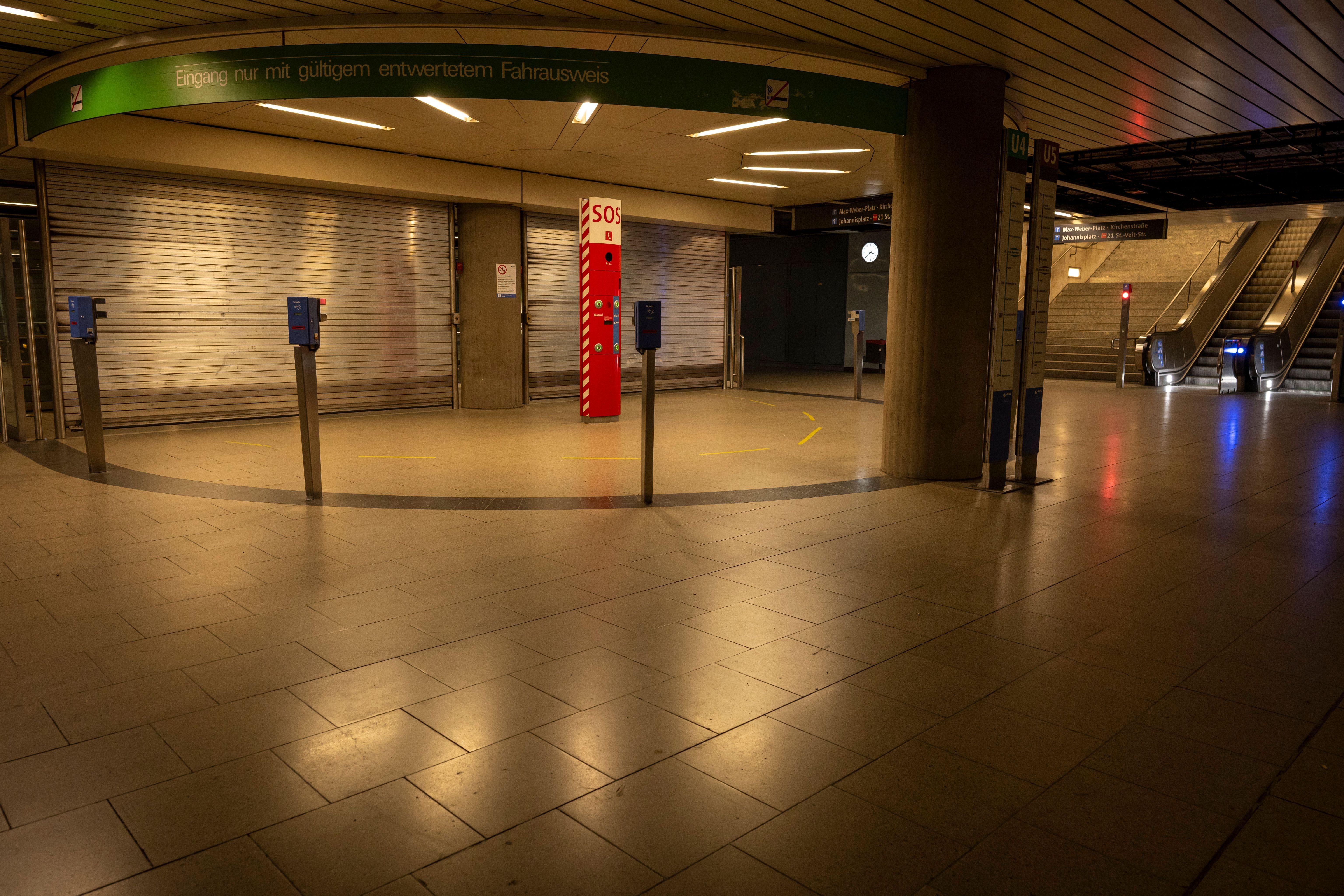 Rollläden verhindern während des zweitägigen Warnstreiks im Nahverkehr den Zugang zum U-Bahnhof Max-Weber-Platz in München.