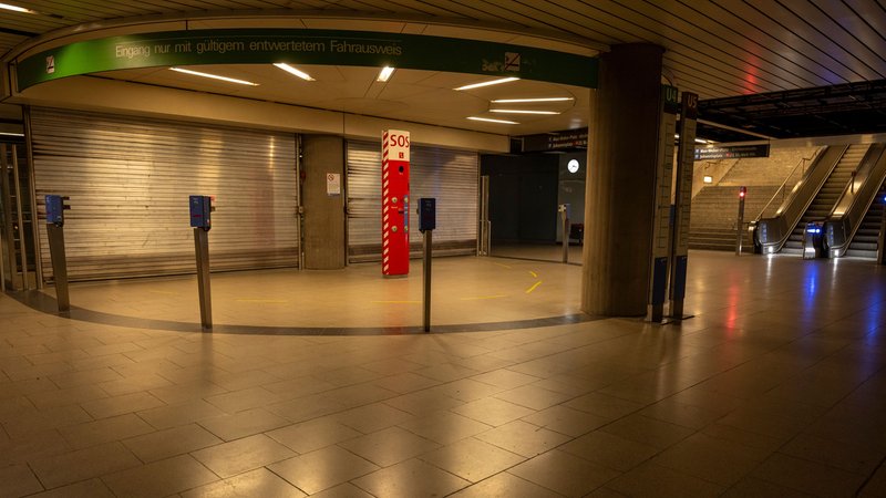 Rollläden verhindern während des zweitägigen Warnstreiks im Nahverkehr den Zugang zum U-Bahnhof Max-Weber-Platz in München. | Bild: dpa-Bildfunk/Peter Kneffel Rollläden verhindern während des zweitägigen Warnstreiks im Nahverkehr den Zugang zum U-Bahnhof Max-Weber-Platz in München.