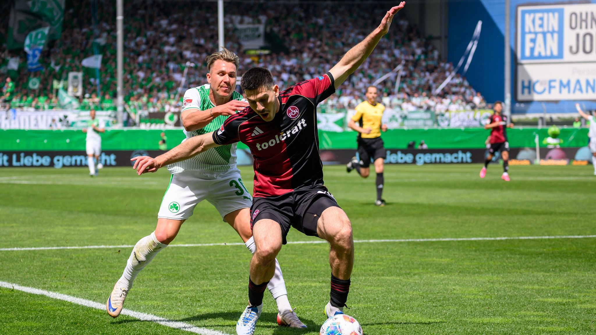 Spielszene: SpVgg Greuther Fürth - 1. FC Nürnberg | Bild: picture-alliance/dpa Spielszene: SpVgg Greuther Fürth - 1. FC Nürnberg