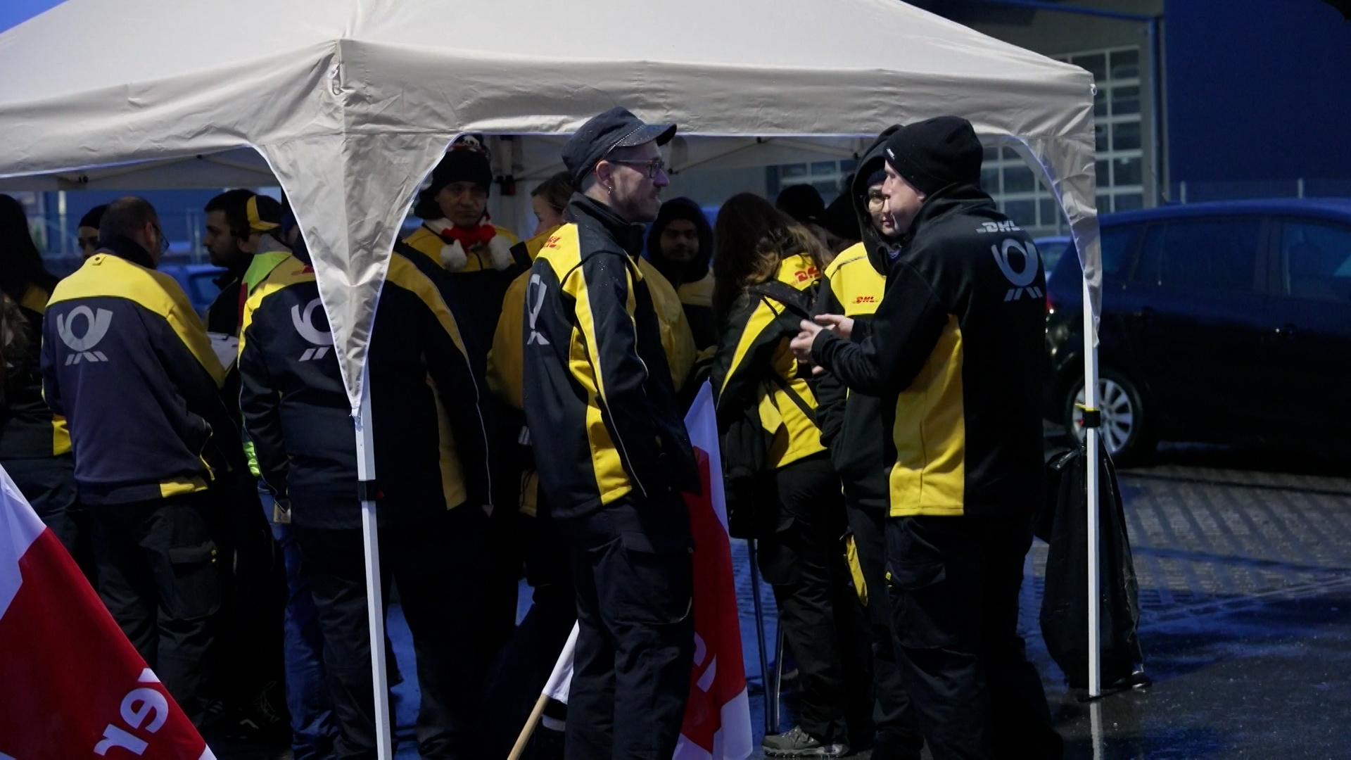Die Gewerkschaft Verdi verteilt im Tarifkonflikt mit der Deutschen Post die Streikwesten.