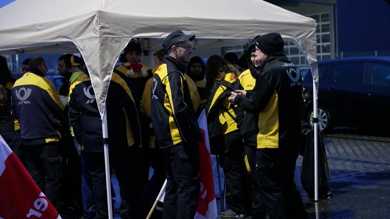 Die Gewerkschaft Verdi verteilt im Tarifkonflikt mit der Deutschen Post die Streikwesten. | Bild: Bayerischer Rundfunk 2025 Die Gewerkschaft Verdi verteilt im Tarifkonflikt mit der Deutschen Post die Streikwesten.