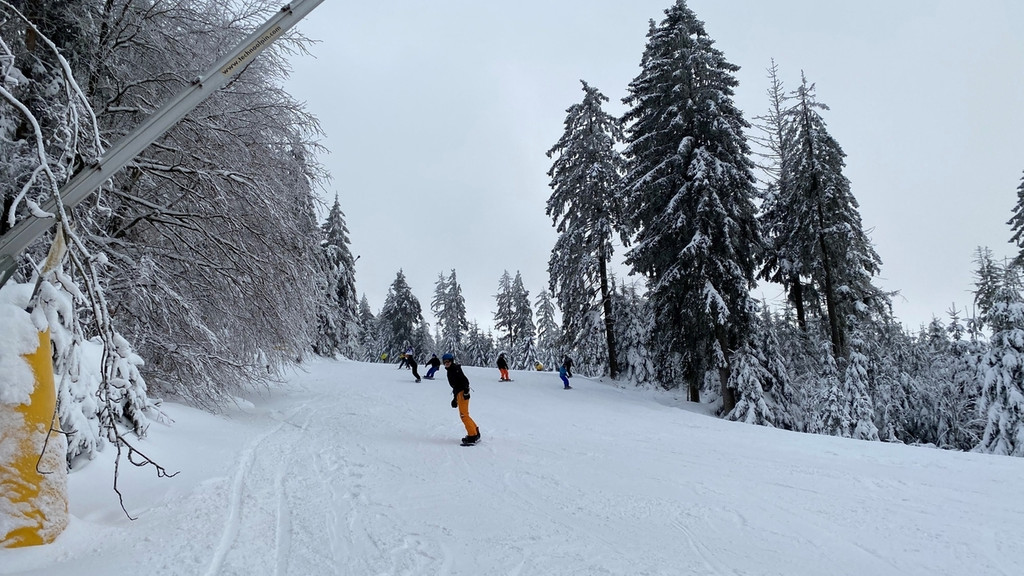 Die Skipiste Ochsenkopf Nord mit Snowboardern