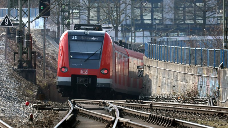 Blick von der Haltestelle Ostbahnhof auf eine ausfahrende S-Bahn | Bild: picture alliance / Wagner | Ulrich Wagner Blick von der Haltestelle Ostbahnhof auf eine ausfahrende S-Bahn