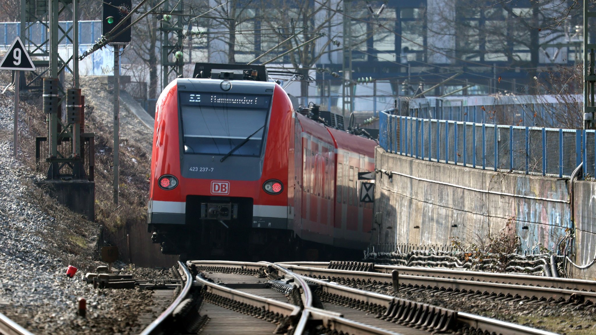 Blick von der Haltestelle Ostbahnhof auf eine ausfahrende S-Bahn