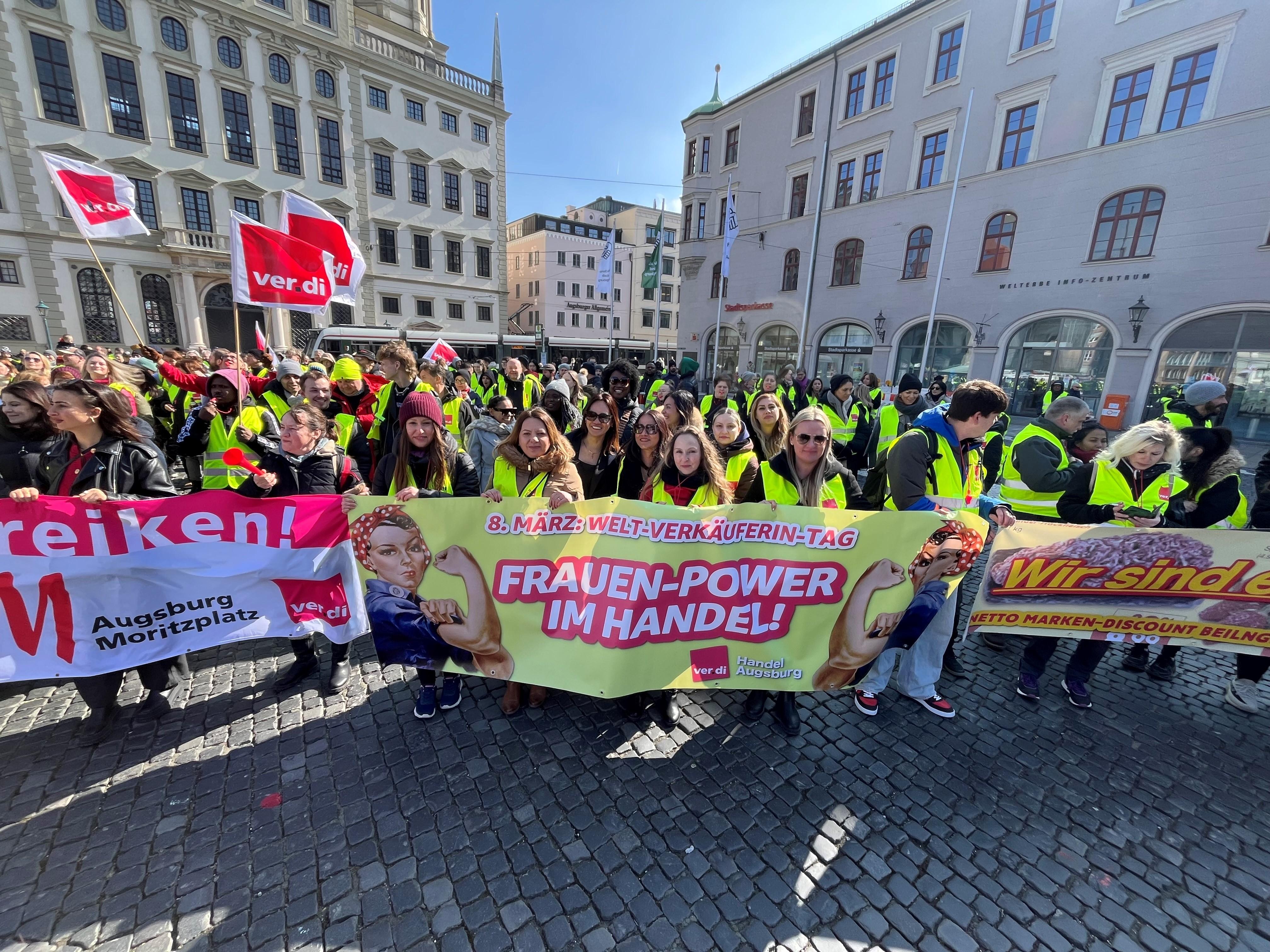 Mitarbeiterinnen aus dem Einzelhandel demonstrieren auf dem Augsburger Rathausplatz
