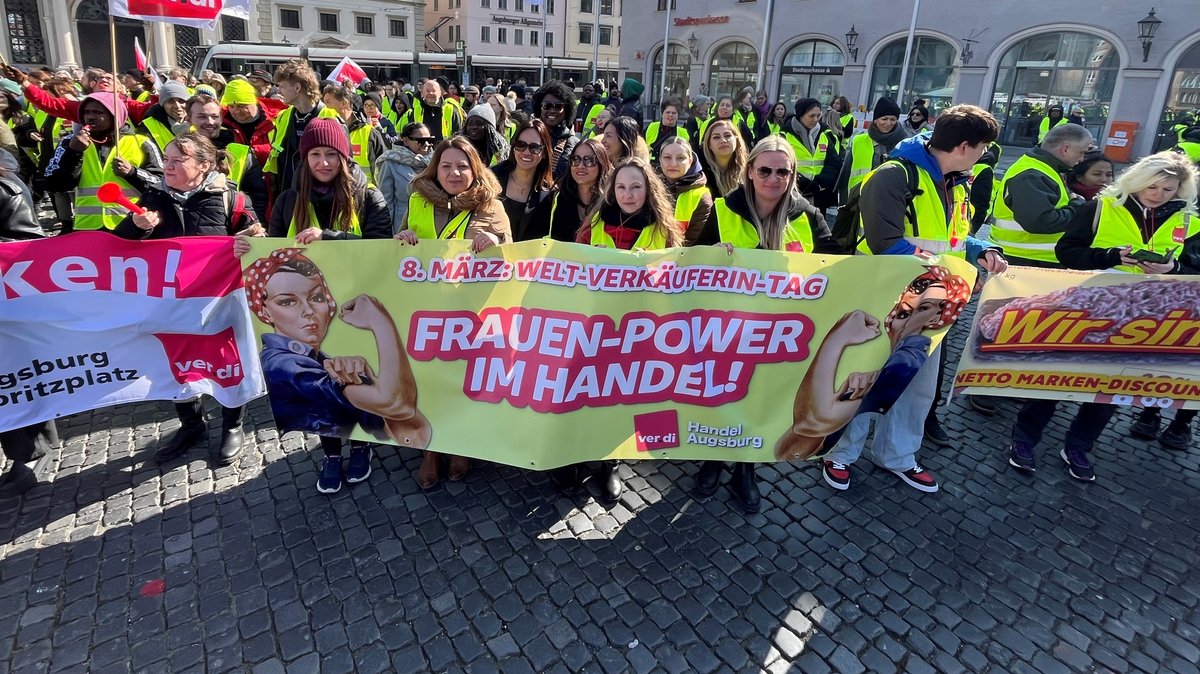 Mitarbeiterinnen aus dem Einzelhandel demonstrieren auf dem Augsburger Rathausplatz