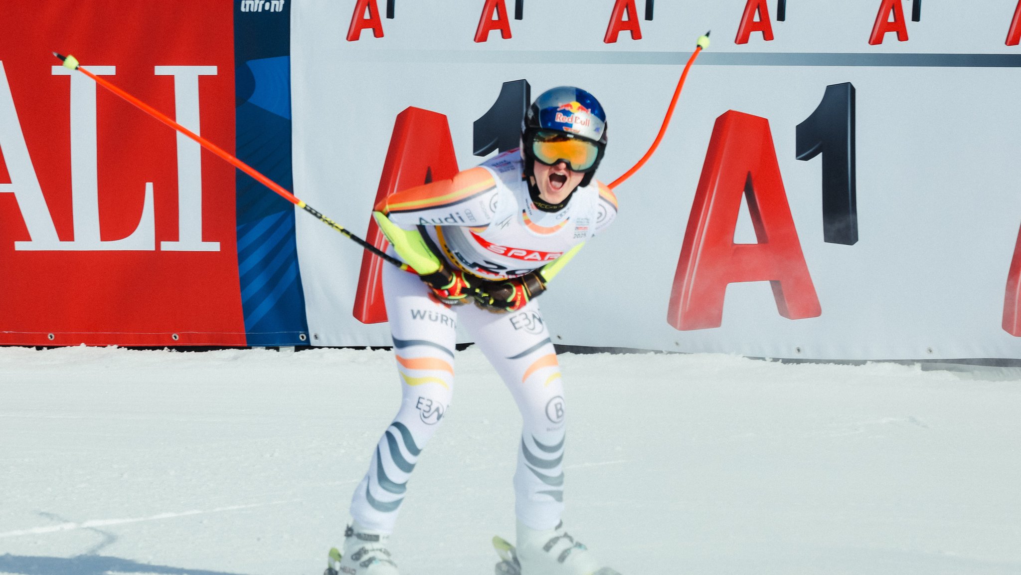 06.02.2025, Österreich, Saalbach-Hinterglemm: Ski alpin: Weltmeisterschaft, Super G, Damen. Emma Aicher aus Deutschland reagiert im Zielraum. Foto: Jens Büttner/dpa +++ dpa-Bildfunk +++