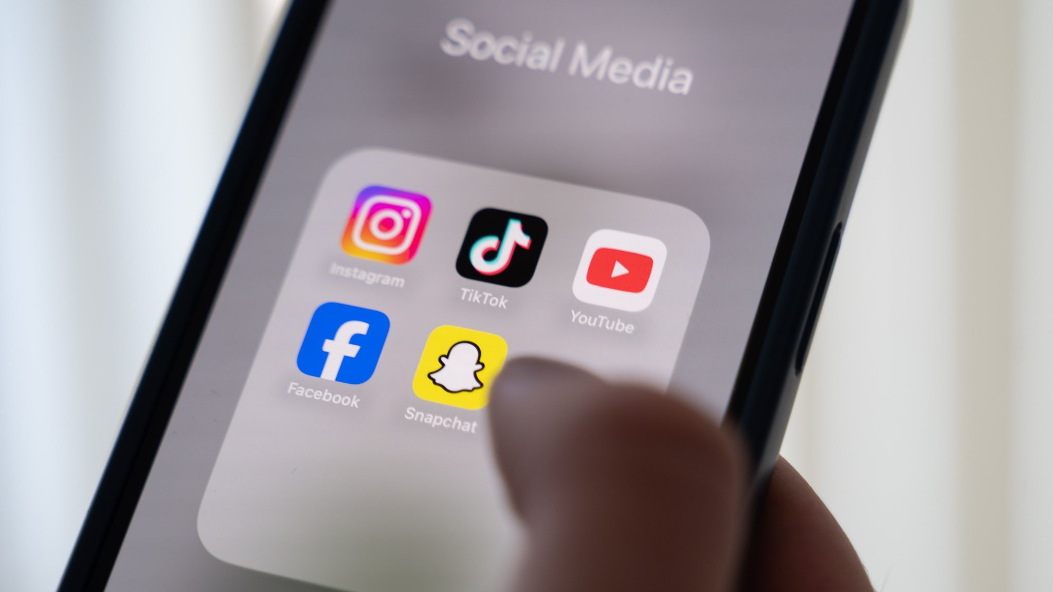 Eine Frau hält ein Smartphone, auf dessen Display verschiedene Social-Media-Apps angezeigt werden. | Bild: dpa-Bildfunk/Alicia Windzio Eine Frau hält ein Smartphone, auf dessen Display verschiedene Social-Media-Apps angezeigt werden.