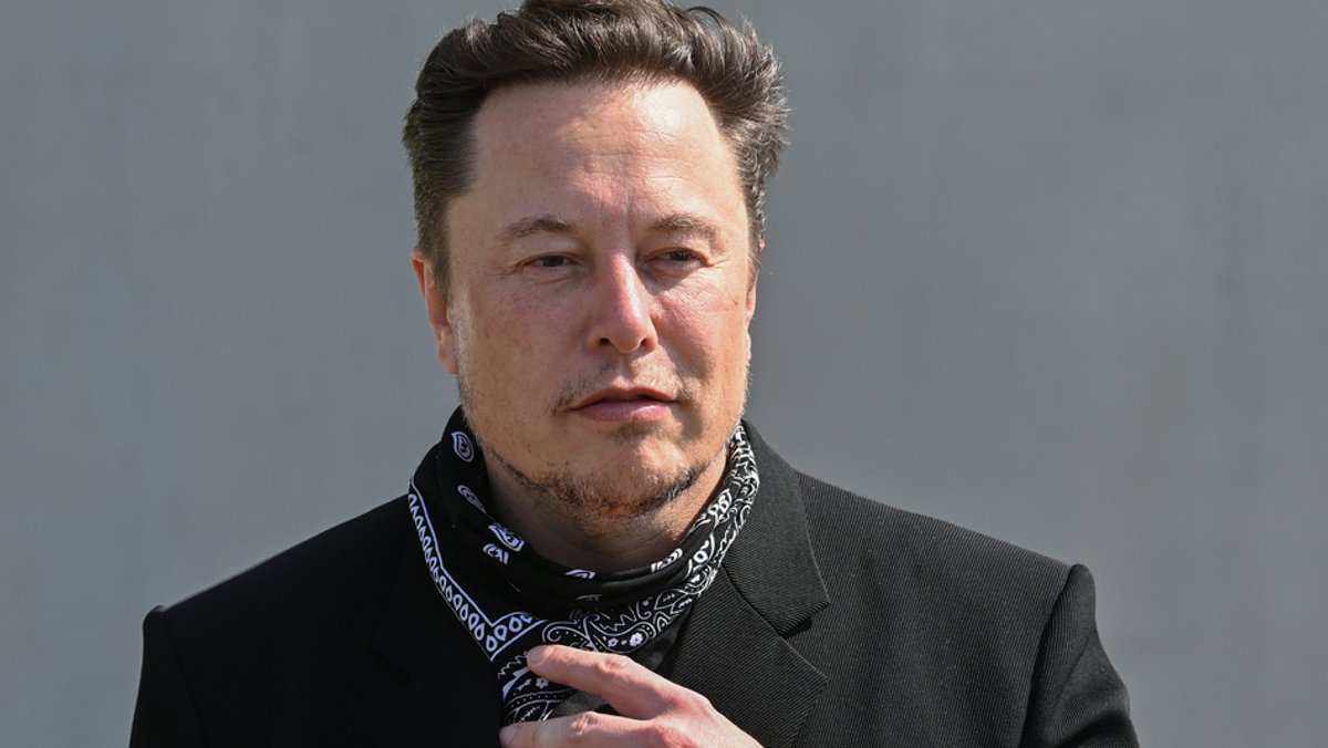 Die Tweets aus dem Jahr 2018, in denen Elon Musk ankündigte, Tesla von der Börse nehmen zu wollen, haben ihm bereits viel Ärger eingebracht. Mehr als vier Jahre später wurde er nun in den Zeugenstand gerufen. Es könnte um viel Geld gehen.