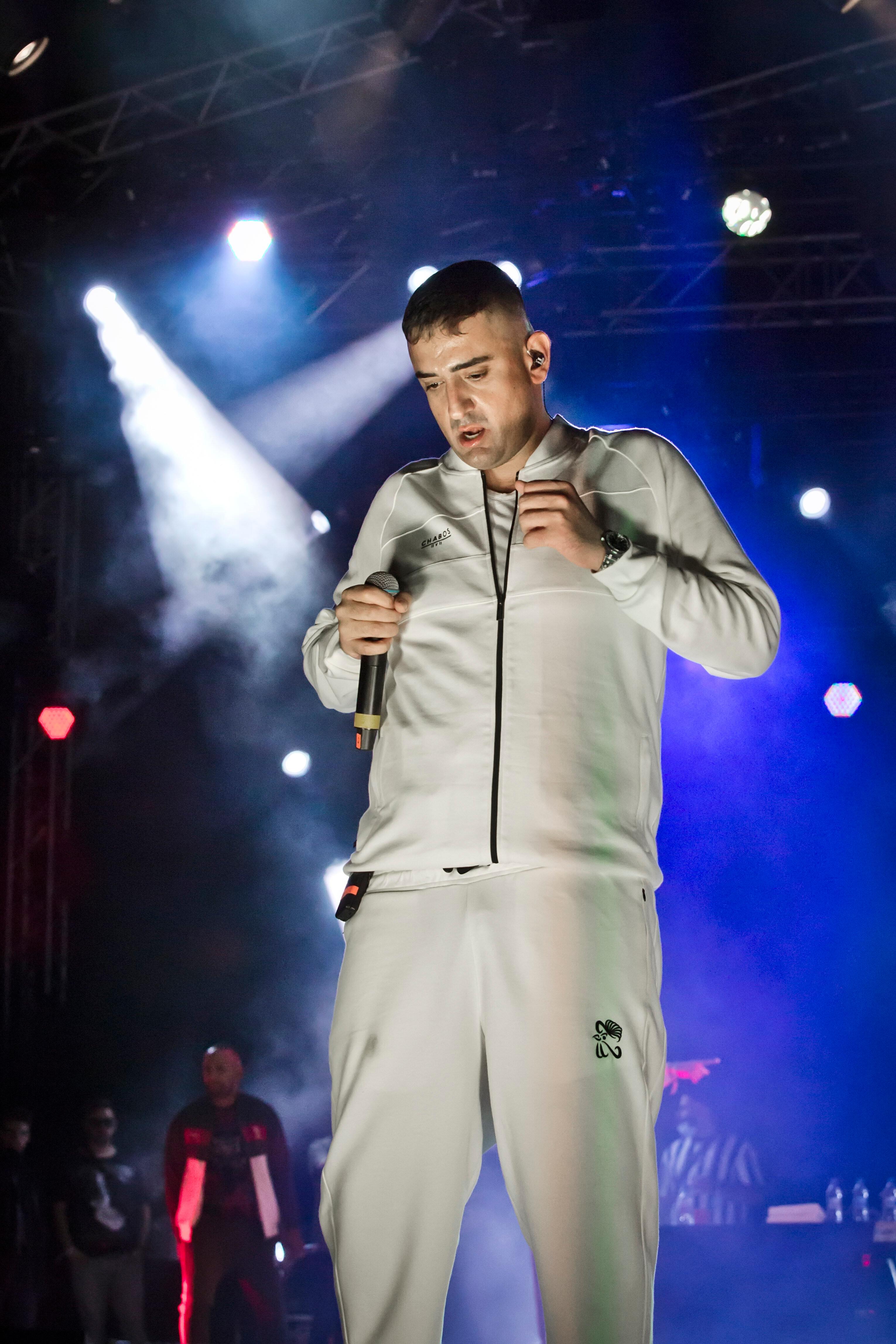Der Offenbacher Rapper Haftbefehl, hier bei einem Auftritt im Jahr 2020 | Bild:picture alliance / Eventpress Hoensch | Eventpress Hoensch