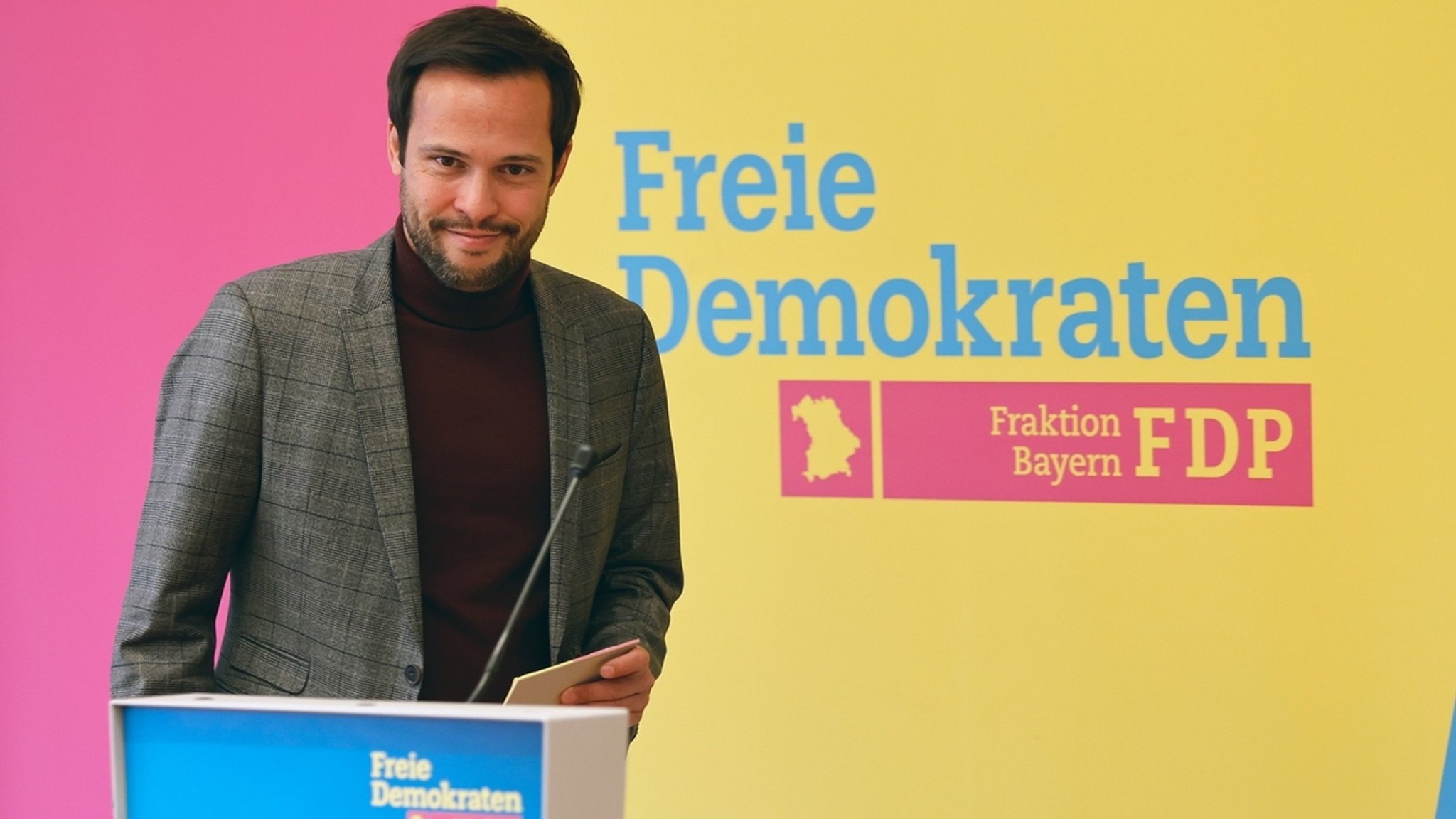 12.01.2023, Bayern, Seeon-Seebruck: Fraktionschef Martin Hagen spricht während einer Pressekonferenz zum Auftakt der Winterklausur der FDP-Fraktion im bayerischen Landtag. Im Fokus der Klausur im oberbayerischen Kloster Seeon stehen die Themen «Bezahlbares Wohnen sicherstellen und Wohneigentum ermöglichen» sowie «Innovation & Technologien fördern - neue Strategien für Bayerns Wissenschaft & Wirtschaft». Foto: Uwe Lein/dpa +++ dpa-Bildfunk +++