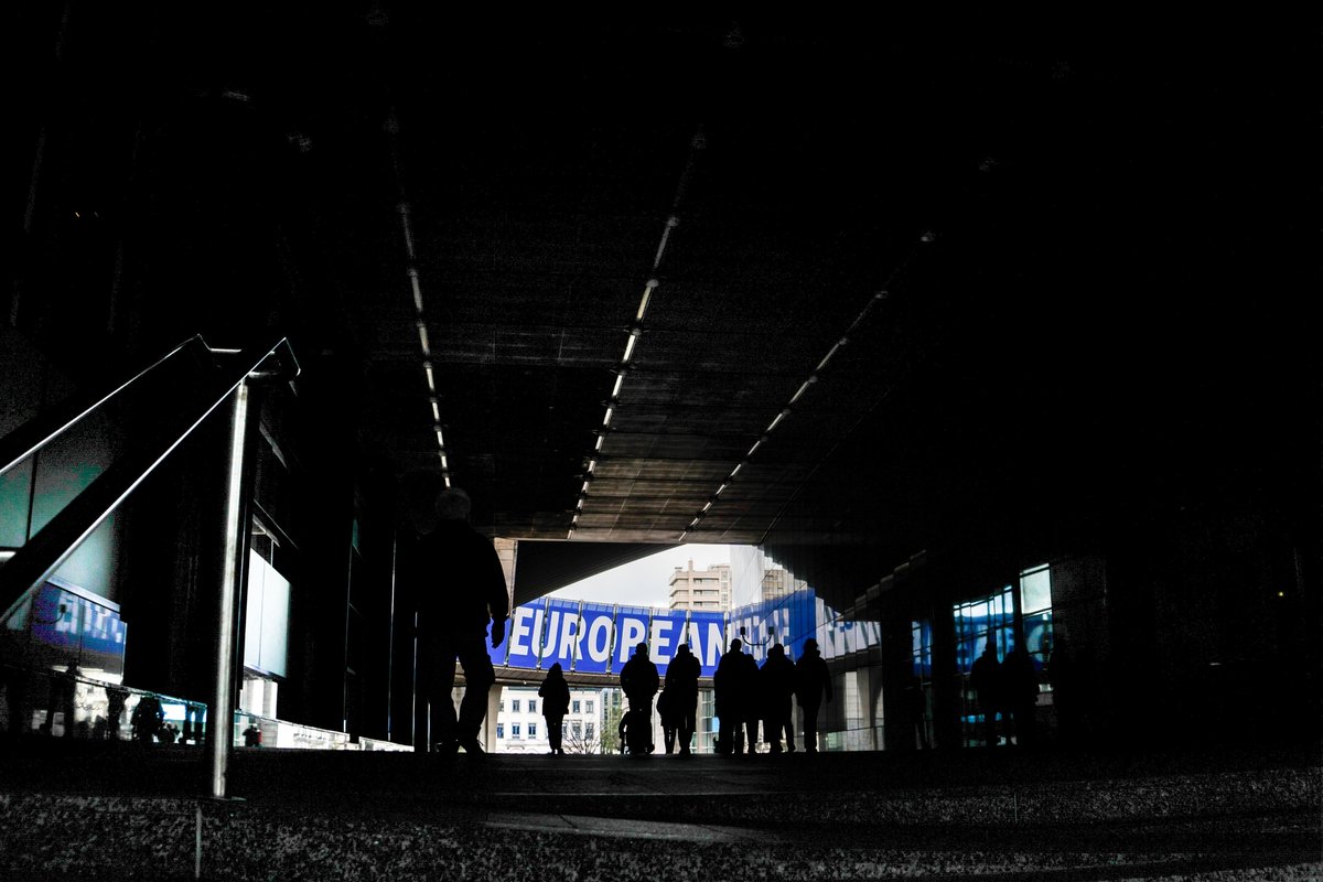 Silhouetten in einem Tunnel, am anderen Ende sieht man einen Banner auf dem "EUROPEAN" steht. Dieser soll auf die Europawahl 2024 aufmerksam machen.