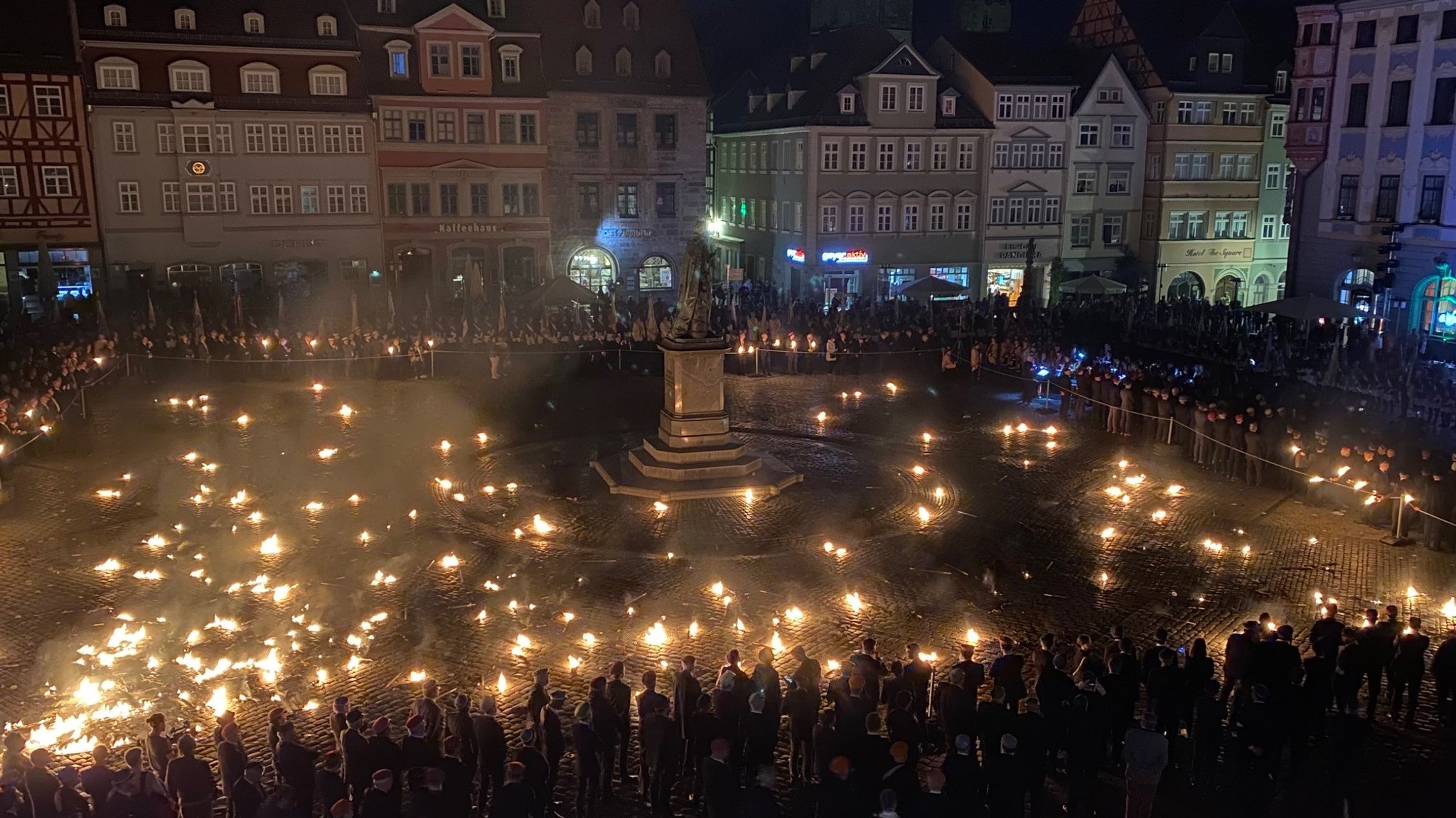 Brennende Fackeln liegen auf dem Coburger Marktplatz.