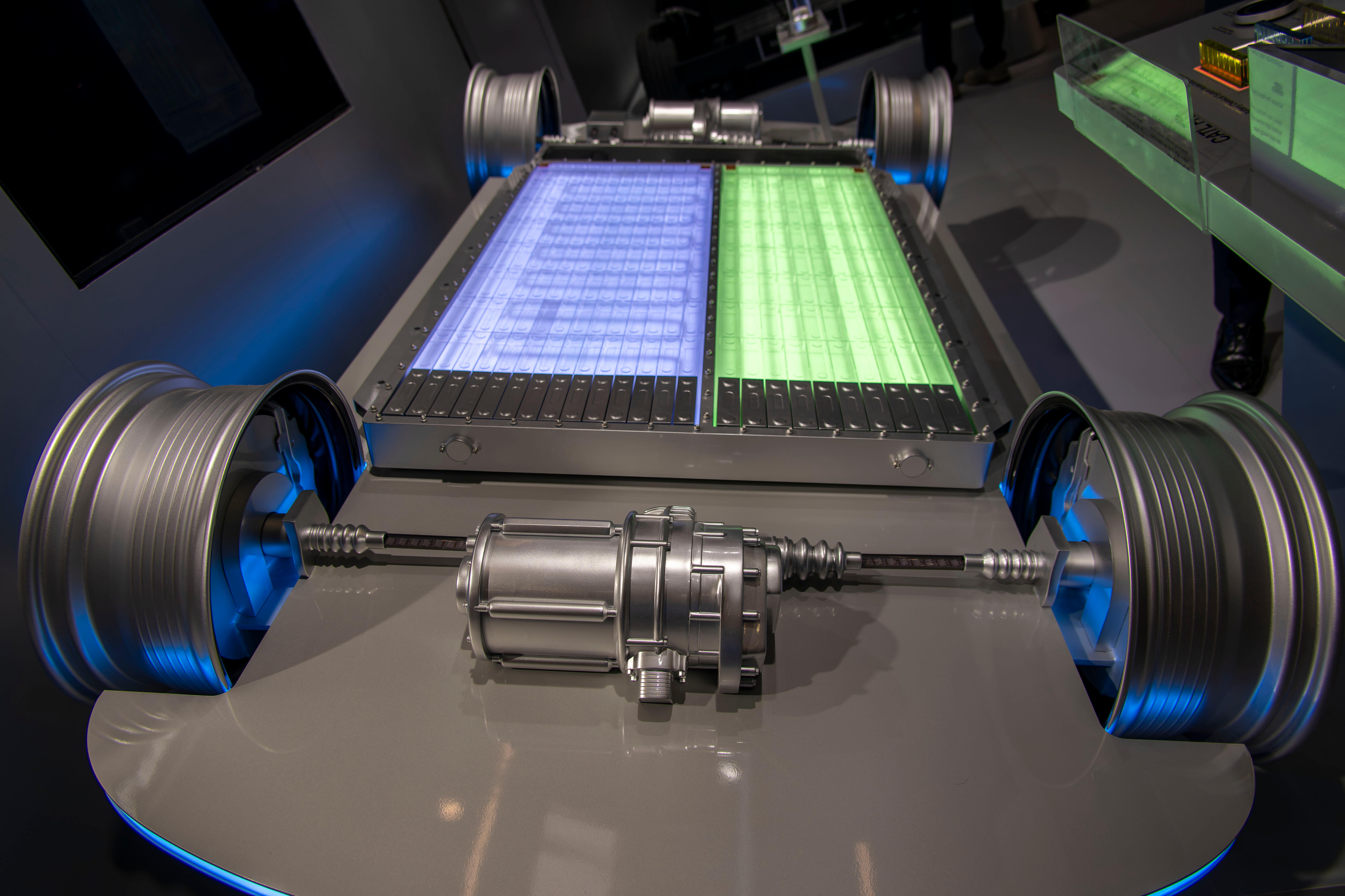 Der Hersteller CATL aus China präsentiert auf der IAA die Freevoy Dual Power Batterie. Sie kombiniert zwei Energiesysteme in einem Batteriepaket.