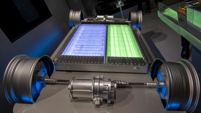 Der Hersteller CATL aus China präsentiert auf der IAA die Freevoy Dual Power Batterie. Sie kombiniert zwei Energiesysteme in einem Batteriepaket. | Bild: picture alliance / M.i.S. | Bernd Feil Der Hersteller CATL aus China präsentiert auf der IAA die Freevoy Dual Power Batterie. Sie kombiniert zwei Energiesysteme in einem Batteriepaket.