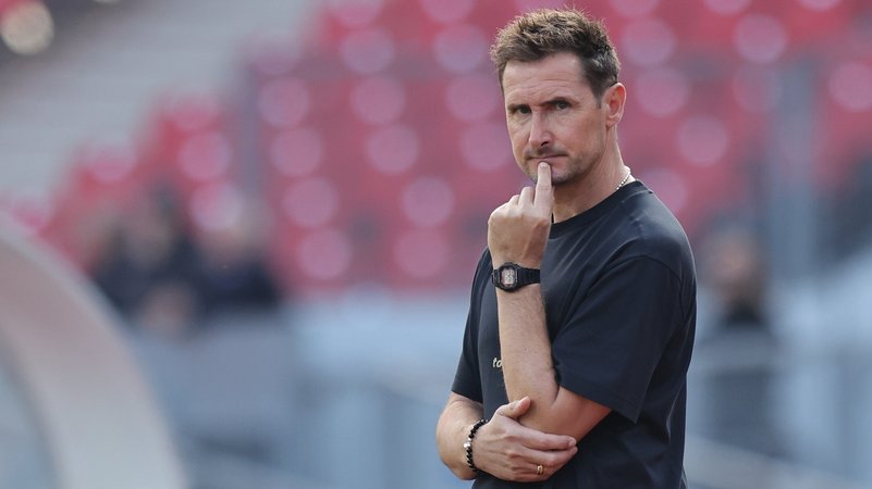 Viele Fragezeichen, besonders offensiv: Trainer Miroslav Klose | Bild: picture-alliance / dpa Viele Fragezeichen, besonders offensiv: Trainer Miroslav Klose