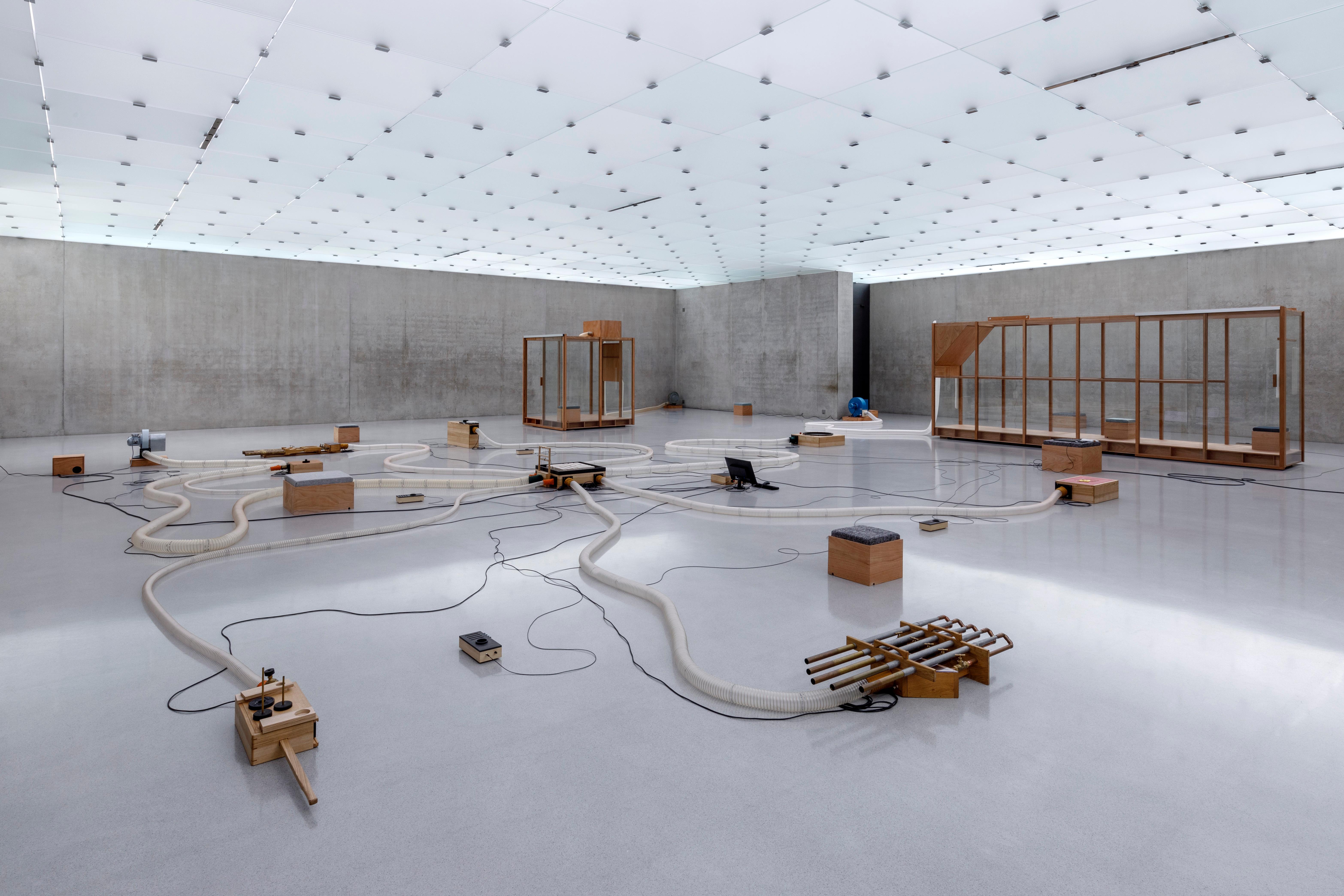 Selbstgebaute Instrumente, Schläuche und Kabel am Boden 