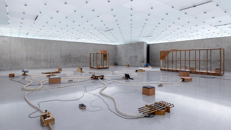 Selbstgebaute Instrumente, Schläuche und Kabel am Boden | Bild: Markus Tretter Courtesy of the artist © Tarek Atoui, Kunsthaus Bregenz Selbstgebaute Instrumente, Schläuche und Kabel am Boden