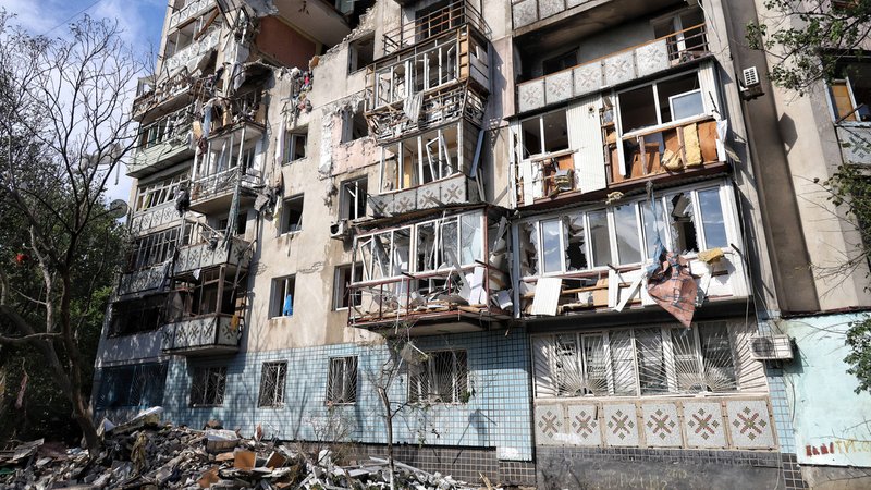 Ein durch einen russischen Angriff zerstörter Wohnblock in Odessa in der Ukraine von außen. | Bild: picture alliance/abaca/Lyashonok Nina/Ukrinform Ein durch einen russischen Angriff zerstörter Wohnblock in Odessa in der Ukraine von außen.
