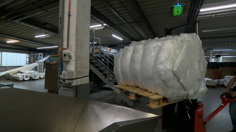 Plastik-Verpackungen sollen europaweit zurückgedrängt werden - das stellt einen Folien-Hersteller in Oberfranken vor Herausforderungen.