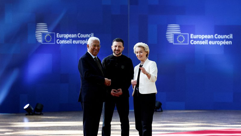 EU-Ratspräsident Antonio Costa (v.l.n.r.), der ukrainische Präsident Wolodymyr Selenskyj und EU-Kommissionspräsidentin Ursula von der Leyen bei ihrem Spitzentreffen in Brüssel. | Bild: BR EU-Ratspräsident Antonio Costa (v.l.n.r.), der ukrainische Präsident Wolodymyr Selenskyj und EU-Kommissionspräsidentin Ursula von der Leyen bei ihrem Spitzentreffen in Brüssel.