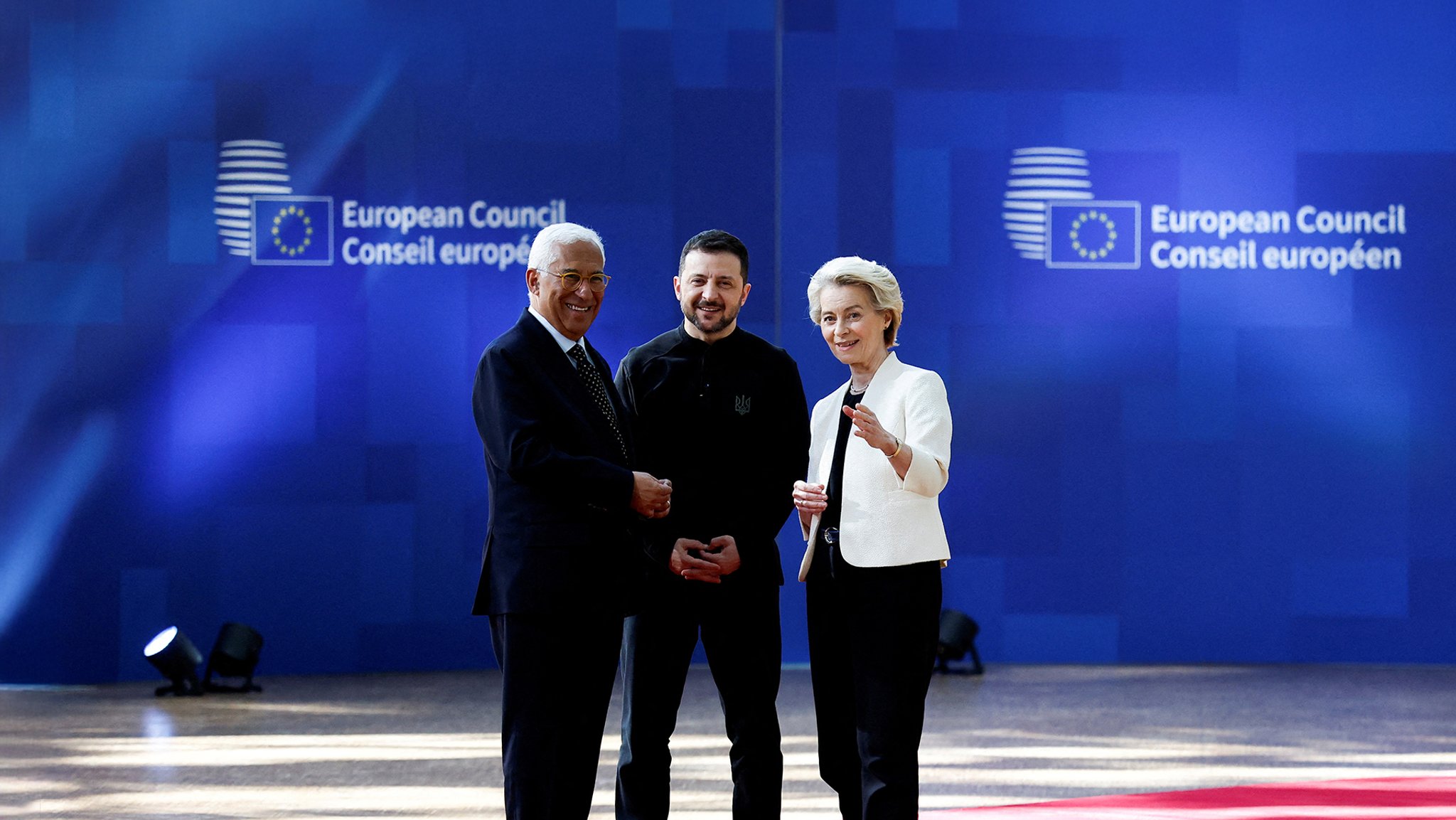 EU-Ratspräsident Antonio Costa (v.l.n.r.), der ukrainische Präsident Wolodymyr Selenskyj und EU-Kommissionspräsidentin Ursula von der Leyen bei ihrem Spitzentreffen in Brüssel.