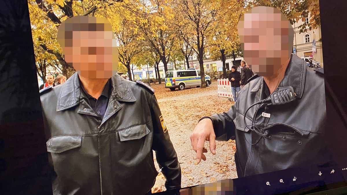 Mit diesen zwei Münchner Polizeibeamten wirbt eine Aktivistin aus dem Querdenken-Umfeld fürs Nichtimpfen.