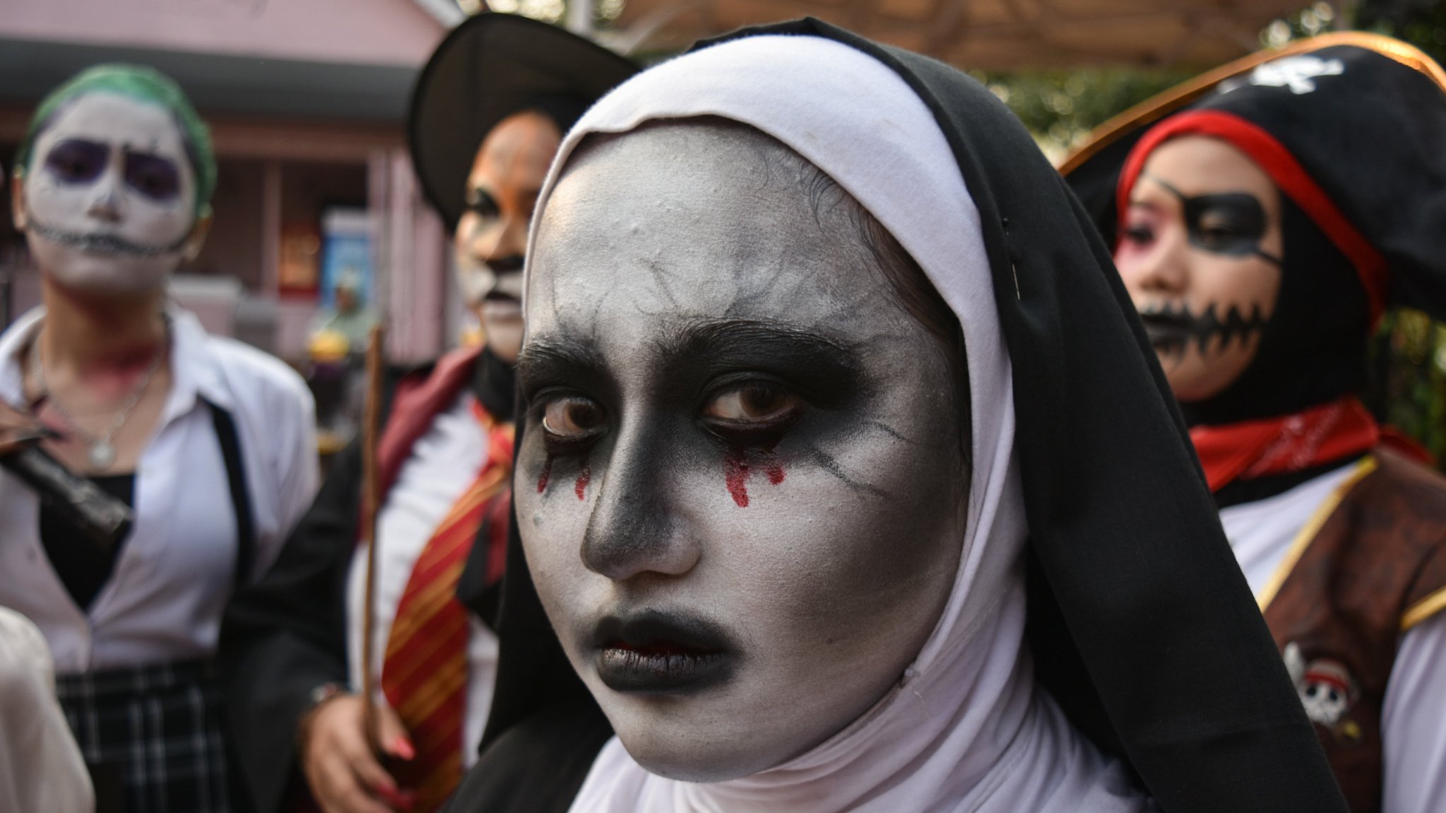 Junge Frauen in Gruselkostümen - Indonesien, Oktober 2023