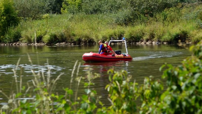 Tragödie am Main: Ein 17-Jähriger verschwindet beim Schwimmen bei Winterhausen – bislang fehlt jede Spur. | Bild: Bayerischer Rundfunk 2025 Tragödie am Main: Ein 17-Jähriger verschwindet beim Schwimmen bei Winterhausen – bislang fehlt jede Spur.