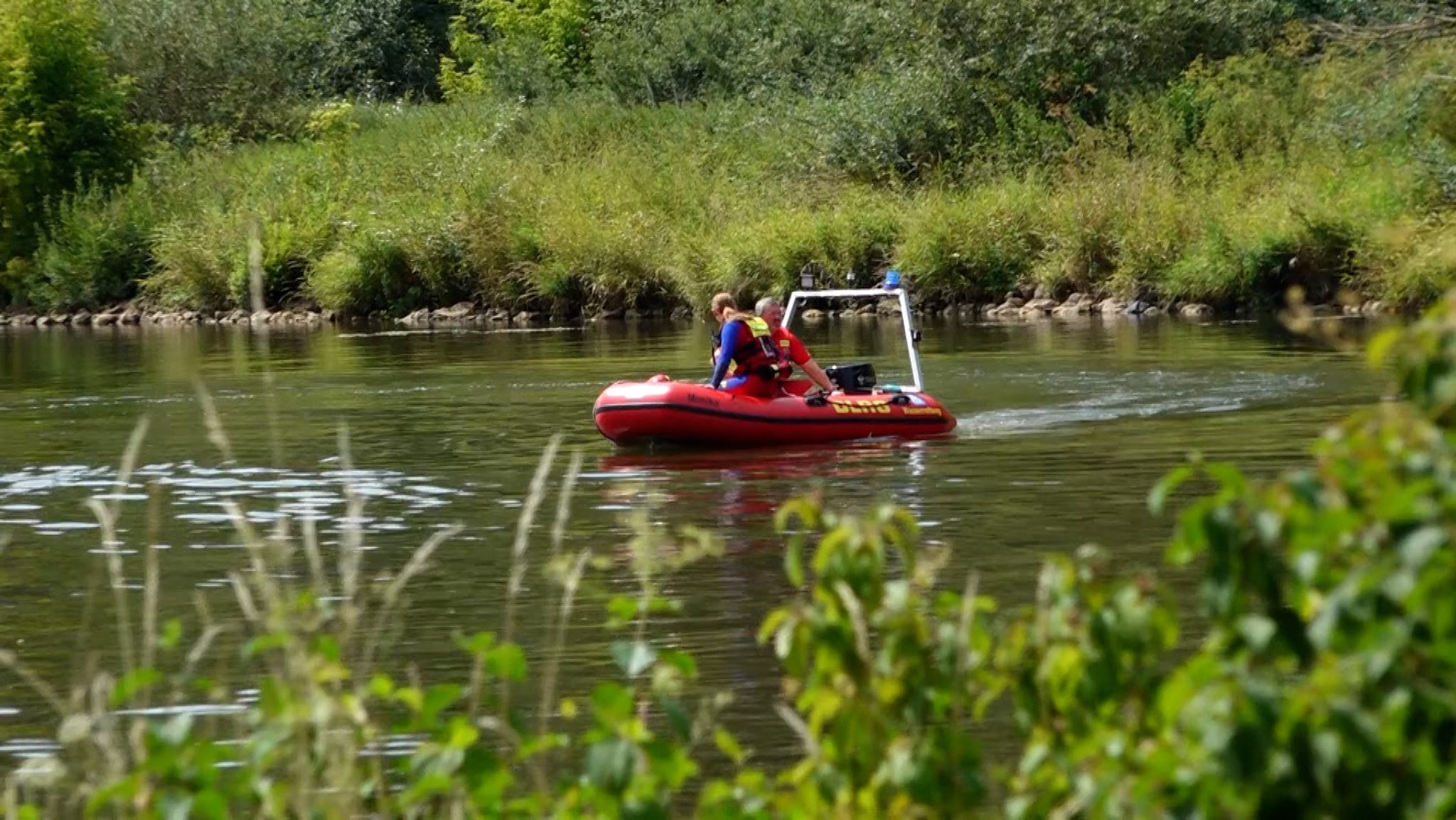 Tragödie am Main: Ein 17-Jähriger verschwindet beim Schwimmen bei Winterhausen – bislang fehlt jede Spur.