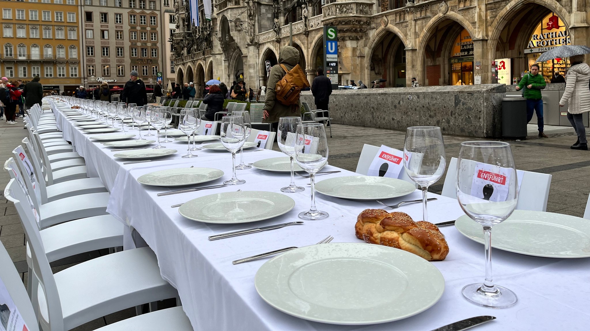 Zu sehen ist die weiße Schabbattafel mit Geschirr und Broten bedeckt am Marienplatz in München