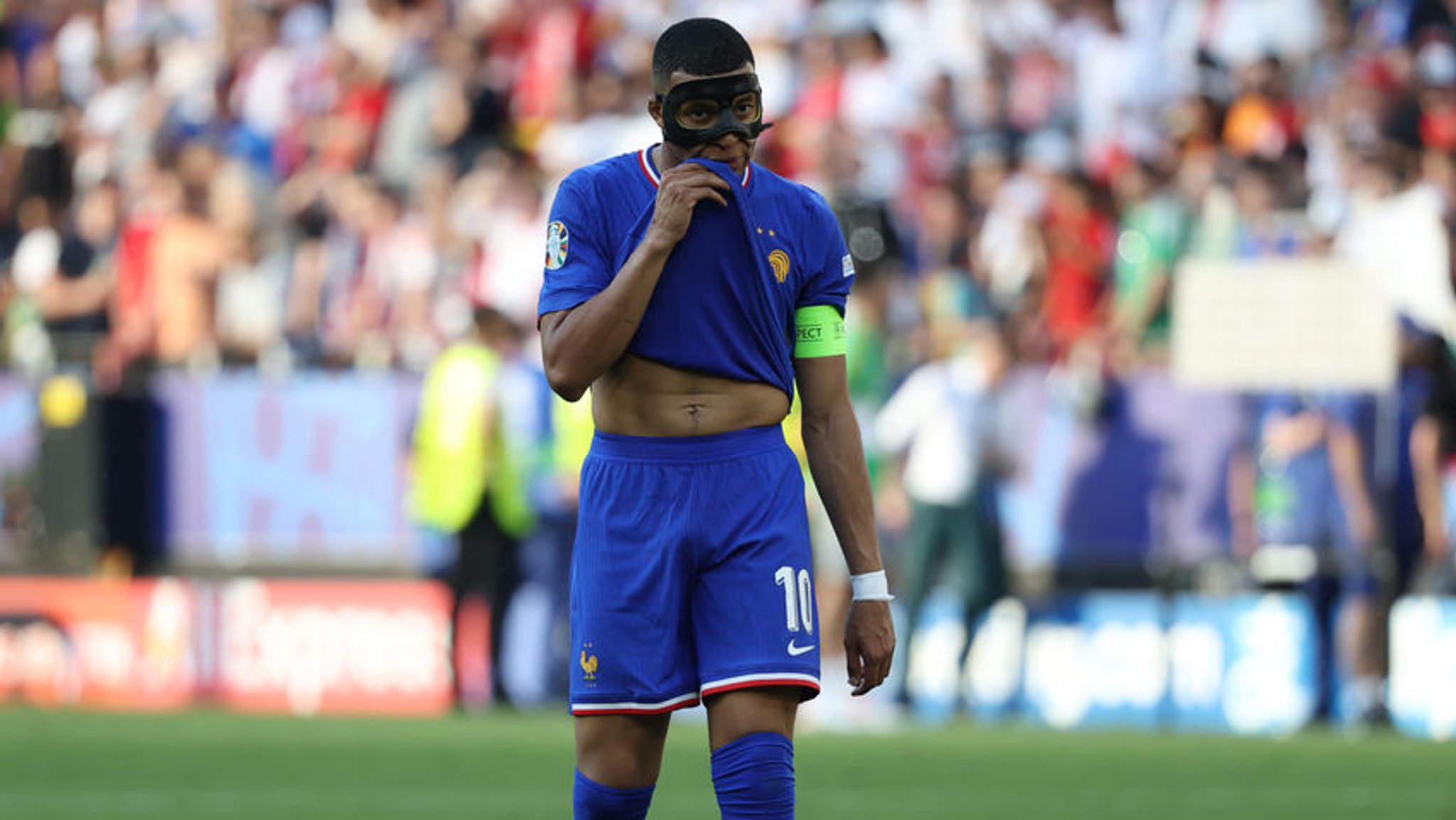 25.06.2024, Nordrhein-Westfalen, Dortmund: Fußball, UEFA Euro 2024, EM, Frankreich - Polen, Vorrunde, Gruppe D, Spieltag 3, Stadion Dortmund, Frankreichs Kylian Mbappe reagiert nach dem Spiel. Foto: Friso Gentsch/dpa +++ dpa-Bildfunk +++