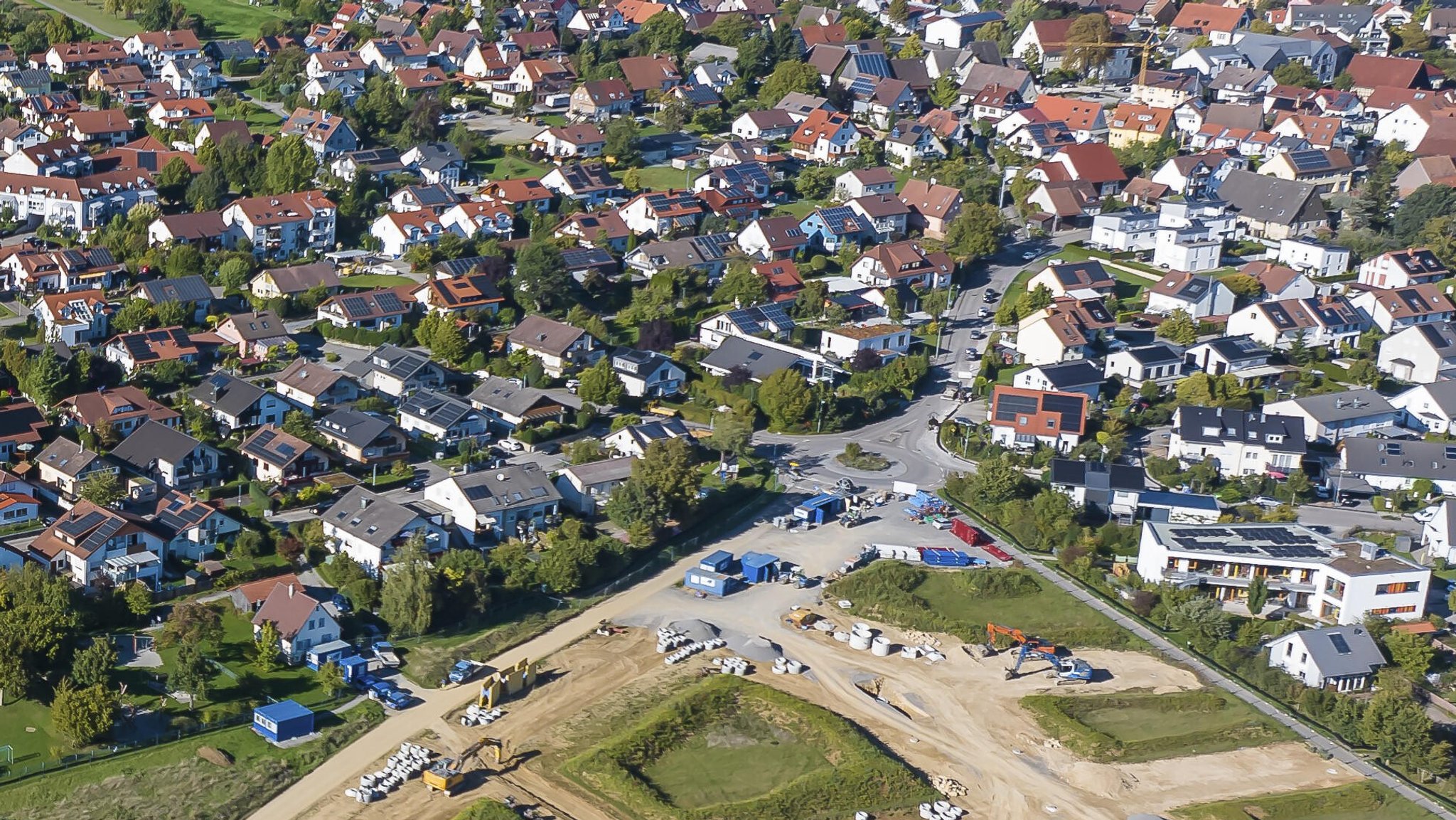Bauarbeiten am Ortsrand, Beispiel Mötzingen | Bild: picture alliance / imageBROKER | Arnulf Hettrich Bauarbeiten am Ortsrand, Beispiel Mötzingen