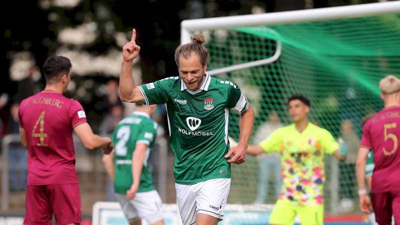 Kristian Böhnlein jubelt nach dem 1:0-Treffer des 1. FC Schweinfurt 05 | Bild: IMAGO / Frank Scheuring Kristian Böhnlein jubelt nach dem 1:0-Treffer des 1. FC Schweinfurt 05
