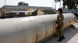 Israel präsentiert Teile iranischer Raketen nach dem Angriff  | Bild:REUTERS/Amir Cohen