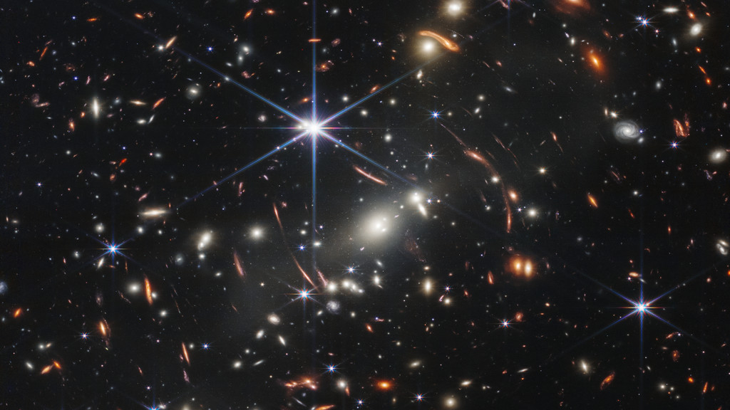 Auf diesem winzigen Himmelsausschnitt sind Tausende von Galaxien zu sehen: Der Galaxienhaufen SMACS 0723 ist 4,6 Milliarden Lichtjahre entfernt. 