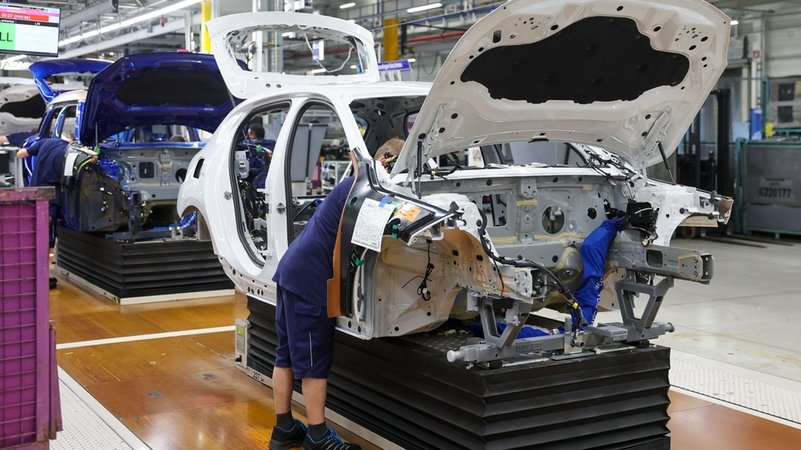 Mitarbeiter arbeiten an einem BMW 1er im BMW Group Werk Leipzig | Bild: dpa-Bildfunk/Jan Woitas Mitarbeiter arbeiten an einem BMW 1er im BMW Group Werk Leipzig