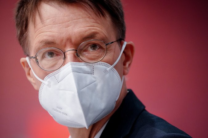Gesundheitsminister Karl Lauterbach (SPD) mit FFP2-Maske