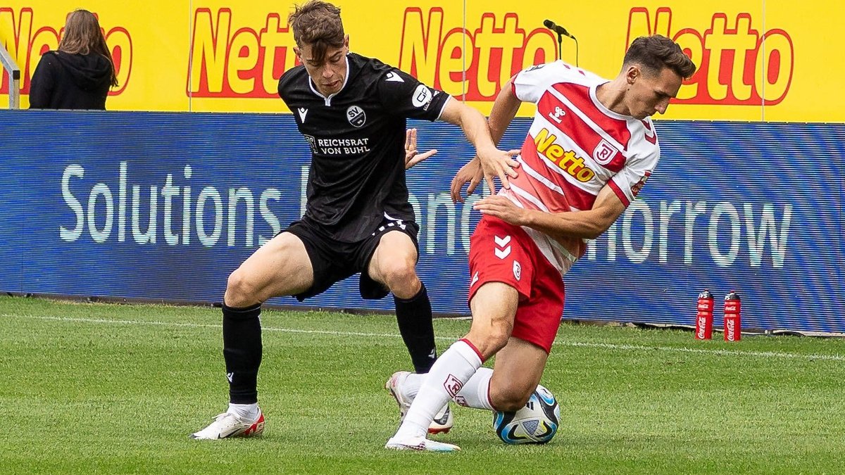 Spielszene SSV Jahn Regensburg - SV Sandhausen | Bild: imago images/Eibner Spielszene SSV Jahn Regensburg - SV Sandhausen