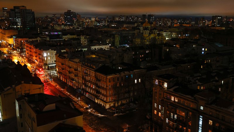 18.12.2022: Teilweise liegen Straßen Kiews im Dunkeln