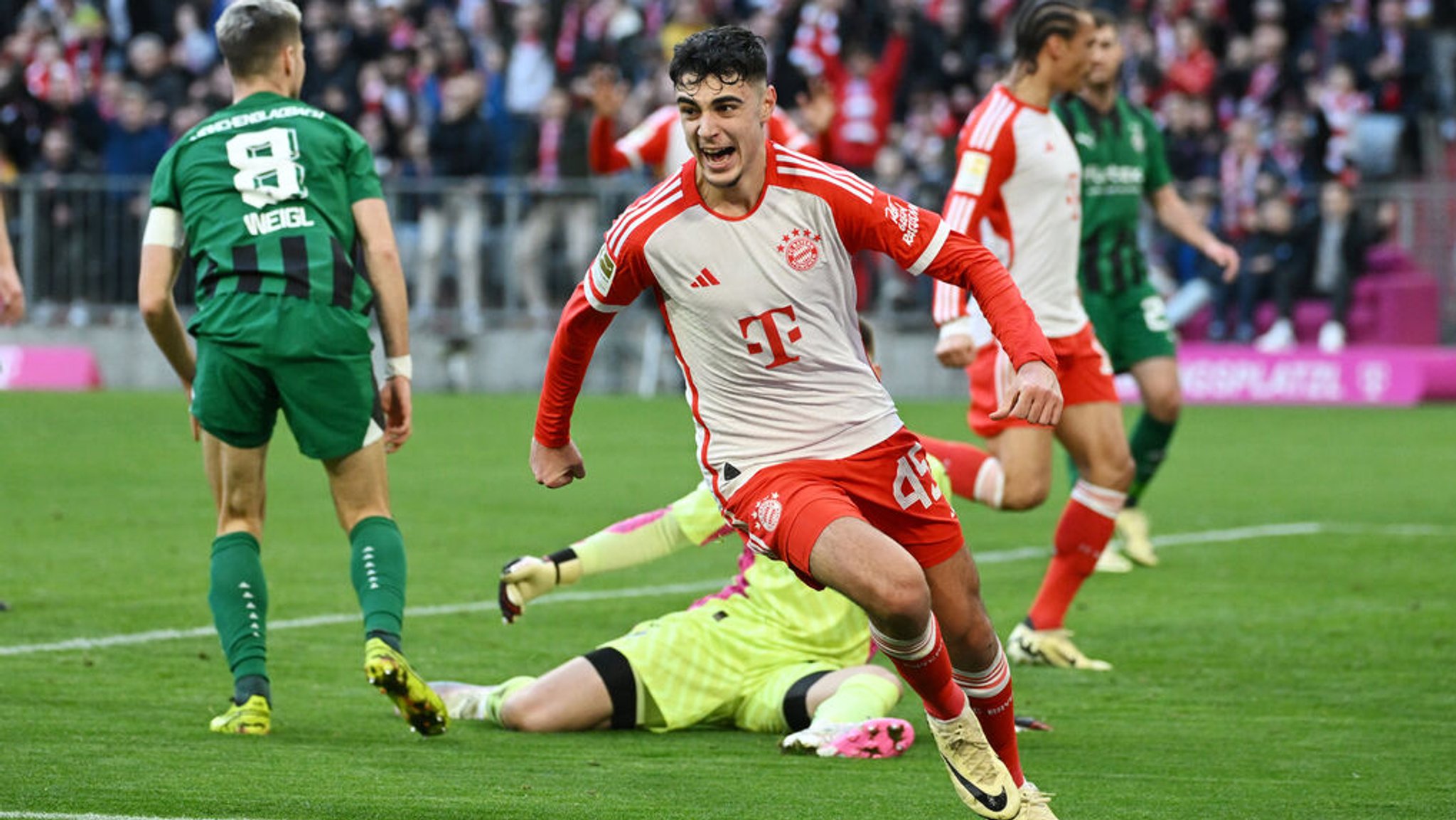 ARCHIV - 03.02.2024, Bayern, München: Fußball: Bundesliga, Bayern München - Borussia Mönchengladbach, 20. Spieltag, Allianz Arena. Münchens Aleksandar Pavlovic jubelt über seinen Treffer zum 1:1. Pavlovic kehrte am Mittwoch ins Teamtraining der Bayern zurück.  (zu dpa: «Laimer und Pavlovic zurück im Bayern-Teamtraining») Foto: Angelika Warmuth/dpa - WICHTIGER HINWEIS: Gemäß den Vorgaben der DFL Deutsche Fußball Liga bzw. des DFB Deutscher Fußball-Bund ist es untersagt, in dem Stadion und/oder vom Spiel angefertigte Fotoaufnahmen in Form von Sequenzbildern und/oder videoähnlichen Fotostrecken zu verwerten bzw. verwerten zu lassen. +++ dpa-Bildfunk +++