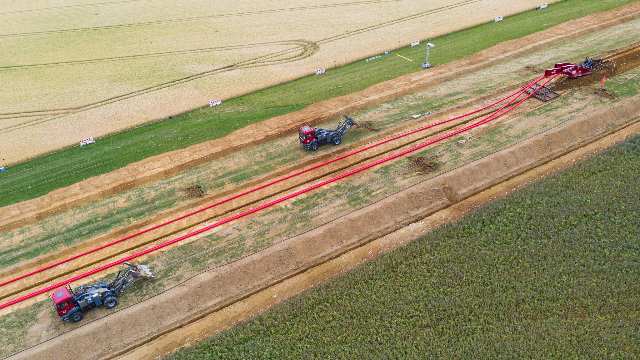  Niedersachsen, Burgdorf: Mit einem Mehrfachpflug zur Verlegung von Drehstromerdkabeln werden bei einem Test Leerrohre für die Kabel verlegt. Tennet testet den ersten Mehrfachpflug zur Verlegung von 380-kV-Drehstromerdkabeln