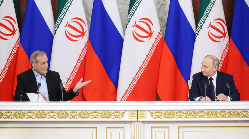 Die beiden Politiker vor Flaggen ihrer Länder bei einer Vertragsunterzeichnung | Bild: ZUMAP/Picture Alliance Die beiden Politiker vor Flaggen ihrer Länder bei einer Vertragsunterzeichnung