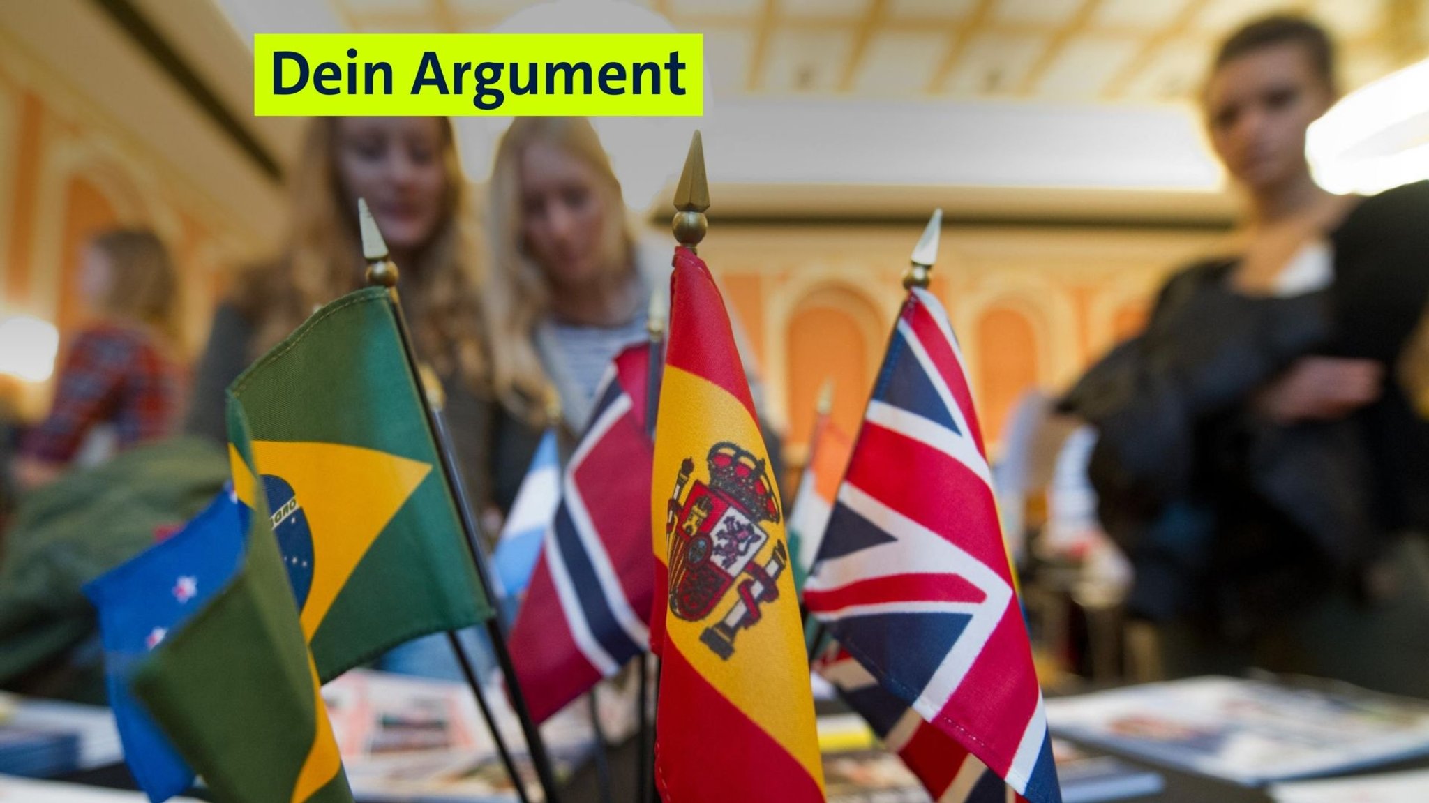 Schüler und Eltern informieren sich am 2. November 2013 im Roten Rathaus in Berlin auf einer Schüler-Austausch-Messe über ein Austauschjahr.