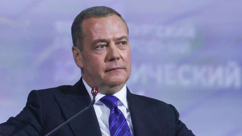 Der russische Ex-Präsident sitzt vor einem Mikrofon | Bild: Natalia Shatokhina/Picture Alliance Der russische Ex-Präsident sitzt vor einem Mikrofon